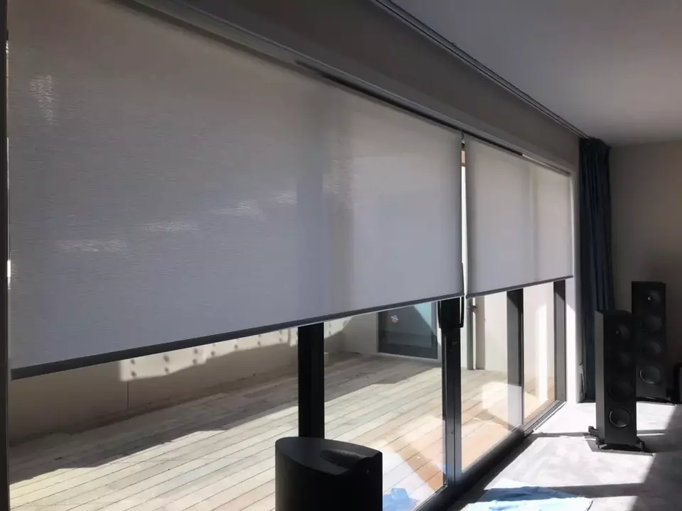 Combining of motorised curtain and roller blinds in home theater
